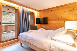 Room - 10-Person Apartment with Balcony (VAUJANY (ISERE))