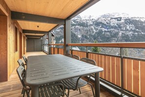 Outdoor dining - Family Apartment for 6 in Vaujany (VAUJANY (ISERE))