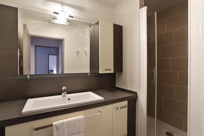 Shower - Spacious Alpine Retreat for Groups (LES  2  ALPES)