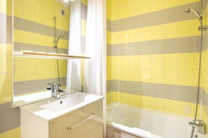 Bathroom - Spacious Alpine Apartment for family (LES  2  ALPES)