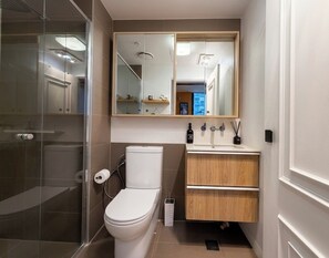 Haartrockner, Handtücher, Seife, Toilettenpapier
