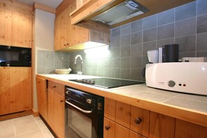 Fridge, microwave, oven, stovetop - Appartment in VAUJANY (ISERE) (LES 2 ALPES (ISERE))