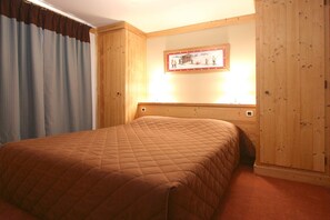Room - Appartment in VAUJANY (ISERE) (LES 2 ALPES (ISERE))