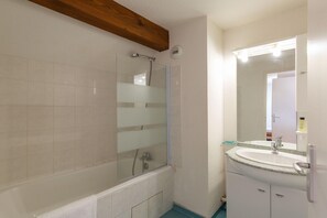 Shower - 6-Guest Rental with Dedicated Ski Locker (Germ)