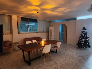 80 pyeong / clean for up to 40 people / near Yeongildaejukdo Market / barbecue setting available | Gratis wifi