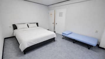 4 rooms with 50 pyeong / for up to 15 people / Near Yeongil Daejukdo Market | Free WiFi