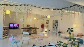 60 pyeong / for up to 30 people Neat/ near Yeongildaejukdo Market / Barbecue setting available | Champagne service