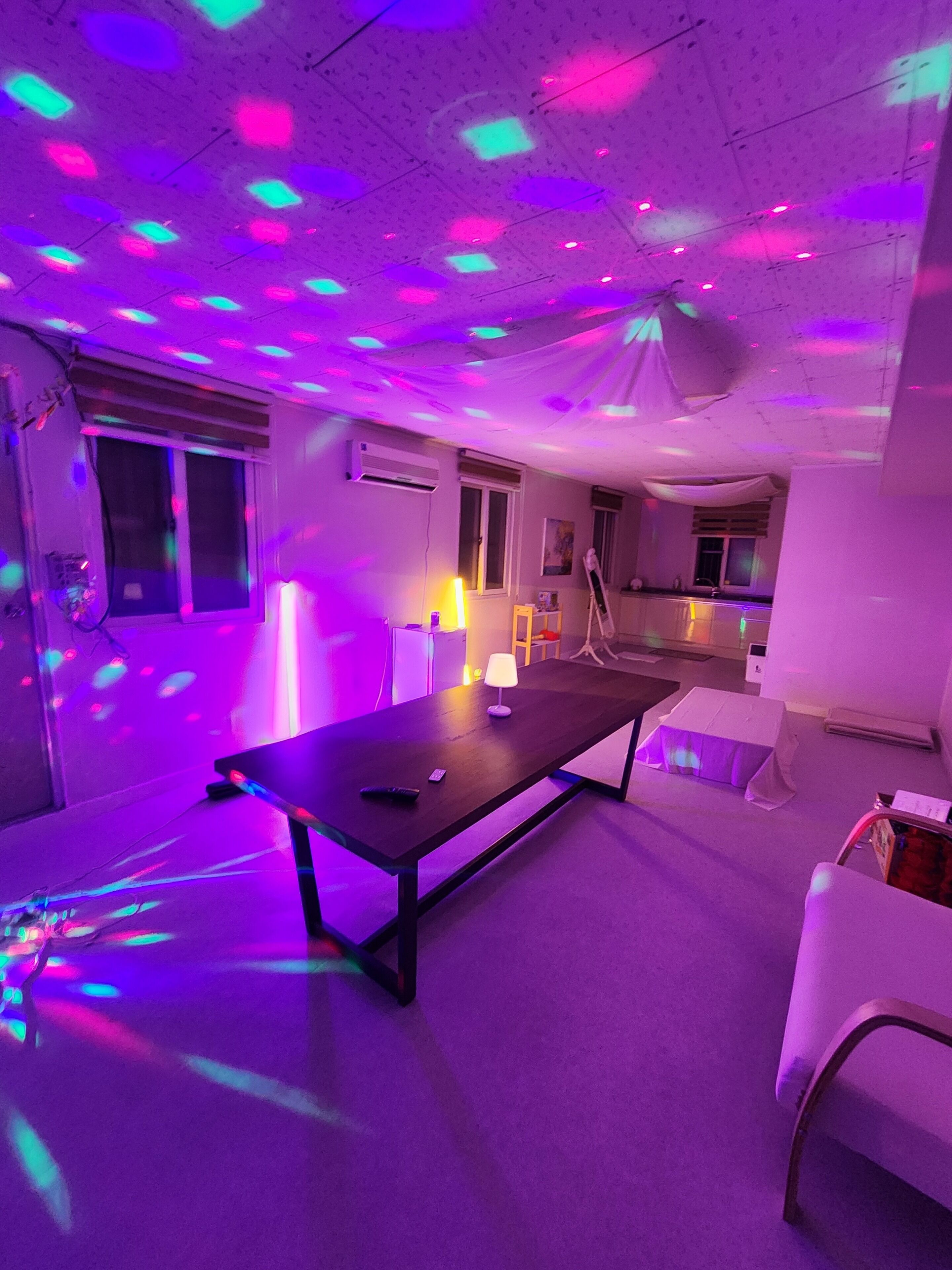 Rooftop style, barbecue available, accommodates up to 10 people, neat and happy