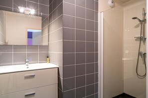 Shower - 1BR Stay in Pont-Aven with Balcony (Pont-Aven)