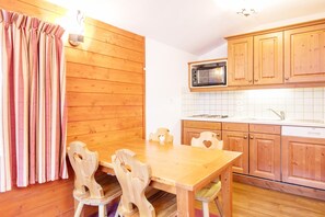 Dining - Alpine apartment near slopes (VALFREJUS)