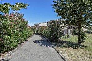 Property grounds - Provence House Near Avignon for 4 (SAINT SATURNIN LES AVIGNON (VAUCLUSE))