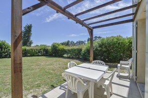 Outdoor dining - Spacious Provence House for Eight (SAINT SATURNIN LES AVIGNON (VAUCLUSE))