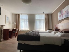 Classic-Vierbettzimmer, Kanalblick | Kostenloses WLAN