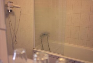 Classic-Dreibettzimmer, Kanalblick | Badezimmer