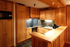 Fridge, microwave, oven, stovetop - Grand Alpine Retreat for large group (LES 2 ALPES (ISERE))