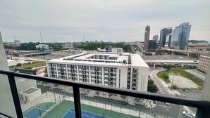 Um edifício de vários andares com telhado plano, cercado por ruas e outros edifícios.