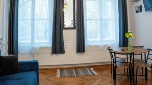 Leilighet, bakgårdsutsikt | Oppholdsområde