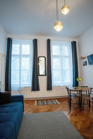 Huoneisto, näköala pihalle | Oleskelualue