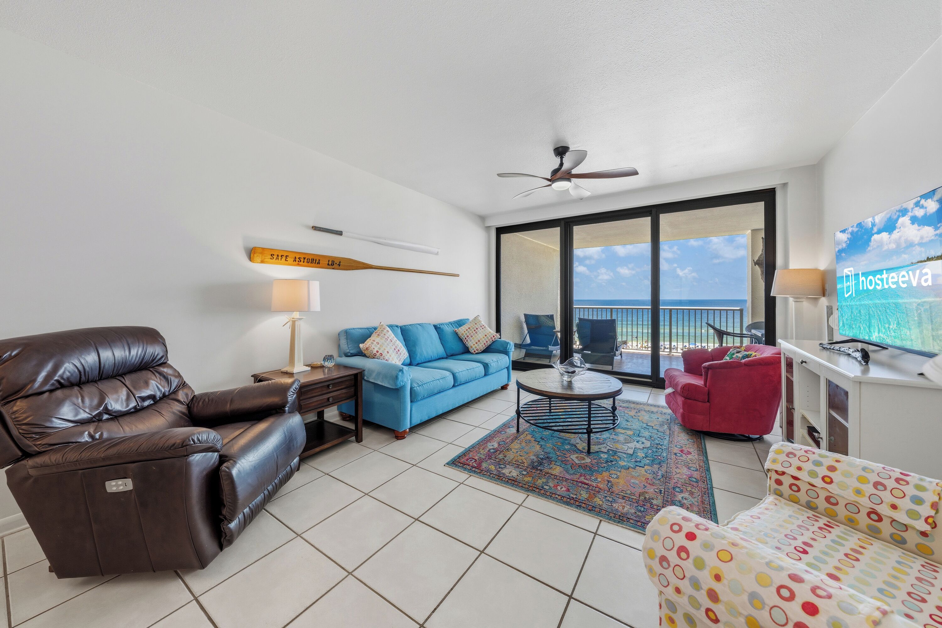 Condo Prestigio, 3 habitaciones, balcón, vista a la playa | Sala de estar | Televisión de 32 pulgadas con canales vía satélite 
