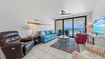 Condo Prestigio, 3 habitaciones, balcón, vista a la playa | Sala de estar | Televisión de 32 pulgadas con canales vía satélite