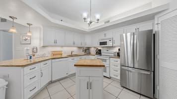 Signature Condo, 3 Bedrooms, Balcony, Beach View | Private kitchen | Fridge, microwave, oven, stovetop