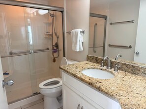 Signature-Apartment, 3 Schlafzimmer, Balkon, Strandblick | Badezimmer