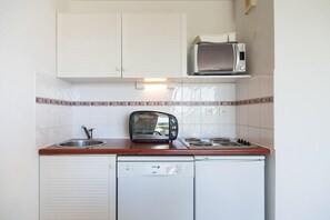 Kaffetrakter/tekoker, kjøleskap, mikrobølgeovn og ovn