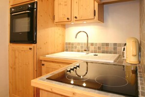Fridge, microwave, oven, stovetop - Inviting apartment with balcony or terrace (LES 2 ALPES (ISERE))