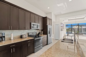 Fridge, microwave, oven, stovetop - Seaside Villa Carpe Diem Awesome modern 3-bedroom Villa with in sunny Cape Coral (Cape Coral)