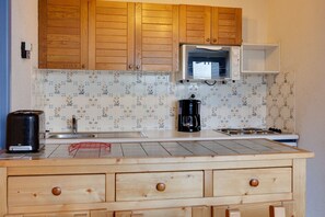 Fridge, microwave, oven, stovetop - Slope-side apartment with balcony views (Les Deux Alpes)