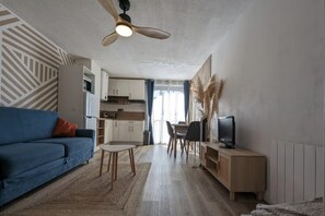 Smart TV - Coastal Apartment in Agde, Parking (Agde)