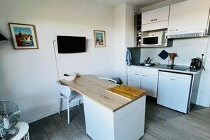 Réfrigérateur, micro-ondes, plaque de cuisson, cafetière/bouilloire