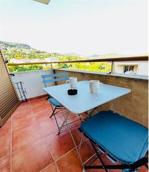 Outdoor dining - Apartment in Grasse with Mountain Views (Grasse)