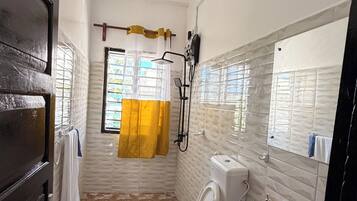 Asciugacapelli, bidet, asciugamani, sapone