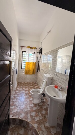 Asciugacapelli, bidet, asciugamani, sapone