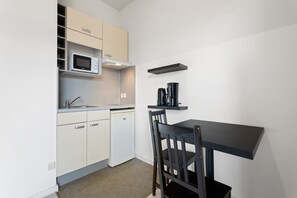 Fridge, microwave, stovetop, coffee/tea maker - Apartment in Grasse with Pool View (Grasse)