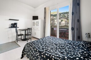 Room - Apartment in Grasse with Pool View (Grasse)