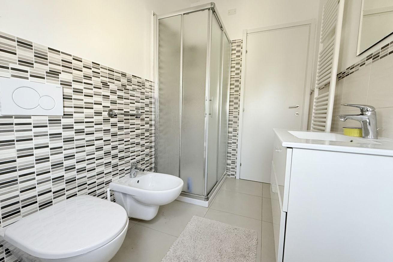 Bidet, towels