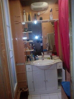 Hair dryer, towels, soap - Vrbo Property (Paris)