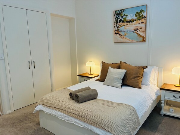 2 habitaciones, tabla de planchar con plancha, wifi y ropa de cama