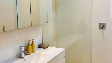 Ducha, secador de pelo, toallas y jabón