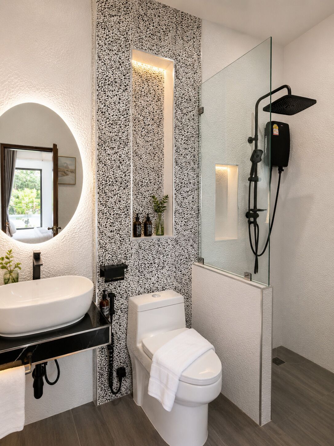 Chuveiro, secador de cabelo, toalhas de banho, sabonete