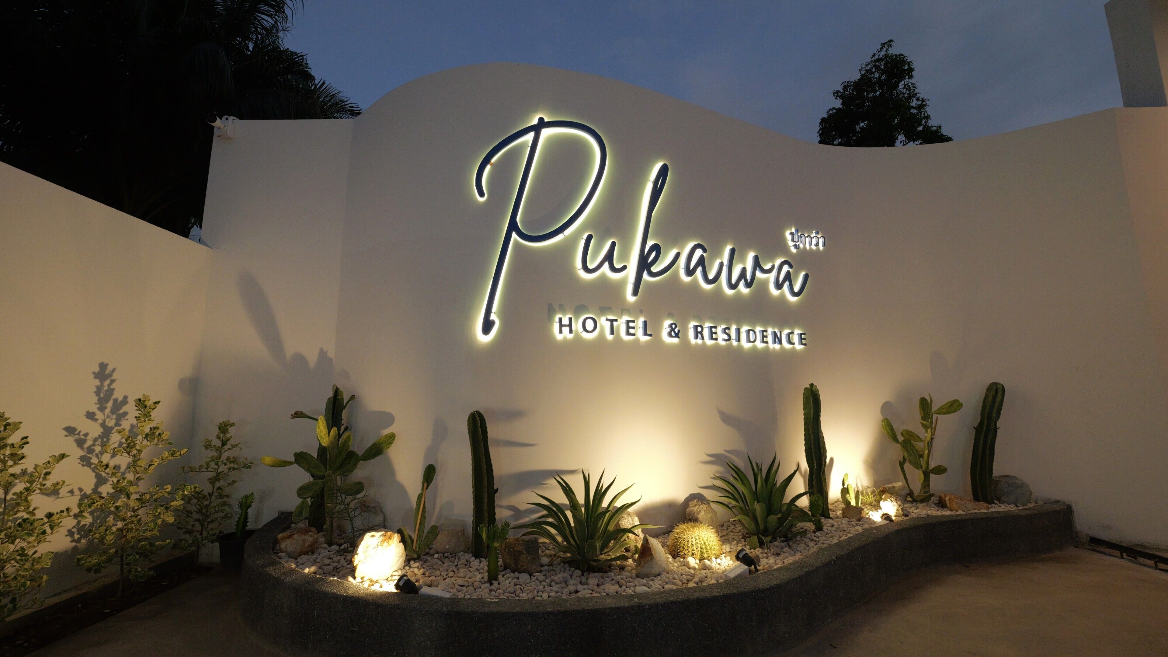 Un cartel de hotel con el nombre 'Pukawa' y debajo la inscripción 'HOTEL & RESIDENCE'.