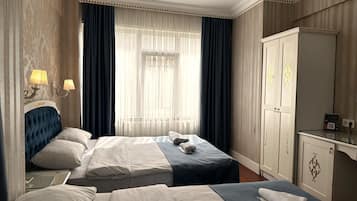 Double or Twin Room | Peti besi dalam bilik, meja, ruang kerja komputer riba, kalis bunyi