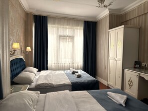 Habitación con 1 cama matrimonial o 2 individuales | Caja de seguridad en la habitación y escritorio 