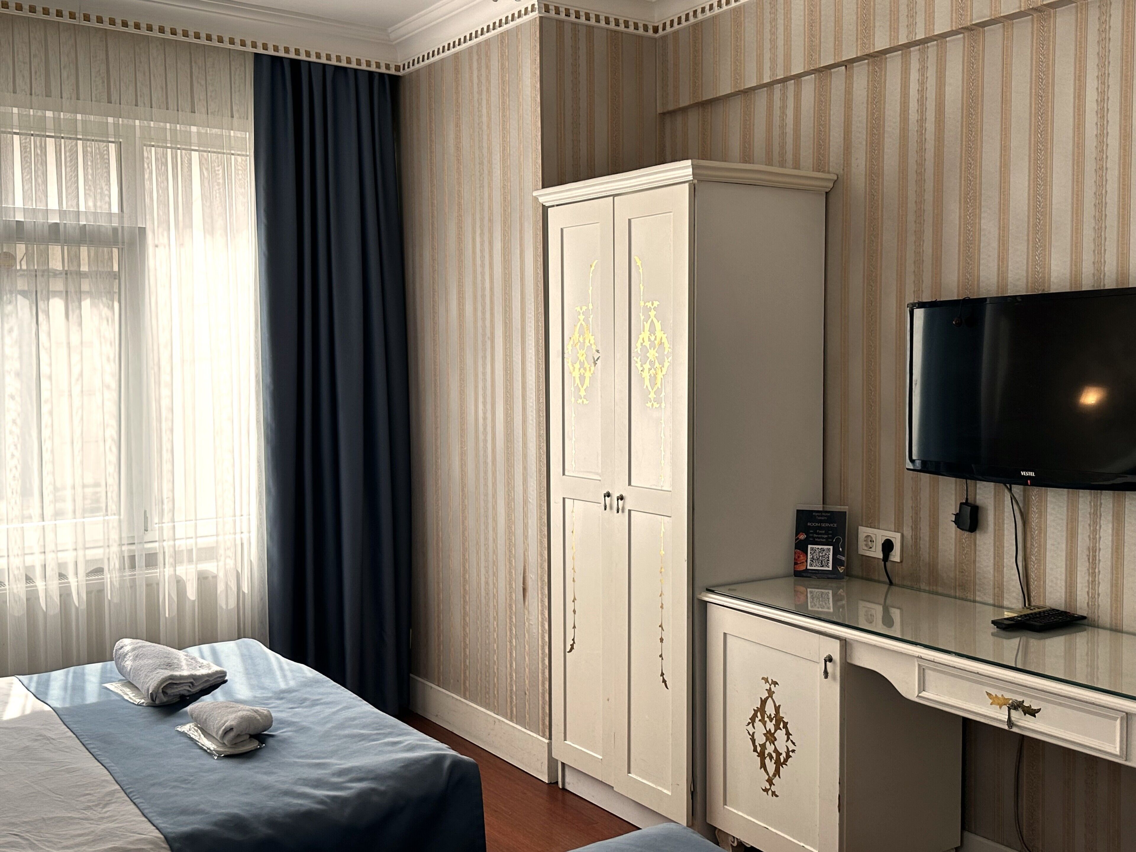 Quarto casal ou duplo | Cofres nos quartos, escrivaninha, espaço de trabalho para notebook