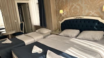 Triple Room | Peti besi dalam bilik, meja, ruang kerja komputer riba, kalis bunyi