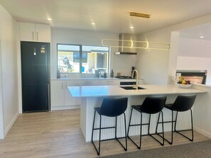 Private kitchen - Unwind in beautiful Waikawa — your perfect coastal hideaway (Waikawa)