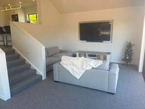 Living area - Unwind in beautiful Waikawa — your perfect coastal hideaway (Waikawa)