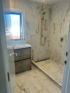 Shower, towels, soap, toilet paper - Unwind in beautiful Waikawa — your perfect coastal hideaway (Waikawa)